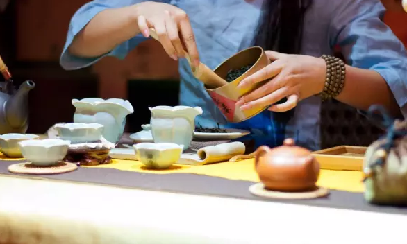 紫砂小知识：泡茶时，壶与杯的摆放，有讲究！