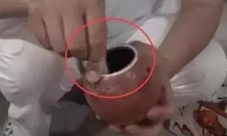 古道茶城 |紫砂壶内有许多丝线和白色粉末是什么情况?