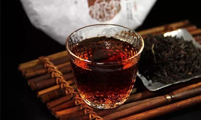 建水紫陶和宜兴紫砂泡普洱茶,口感上有什么区别?