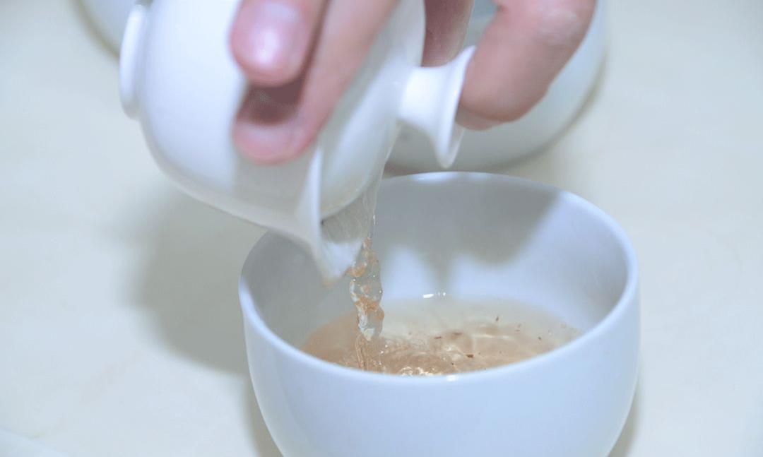白瓷盖碗泡白茶有讲究
