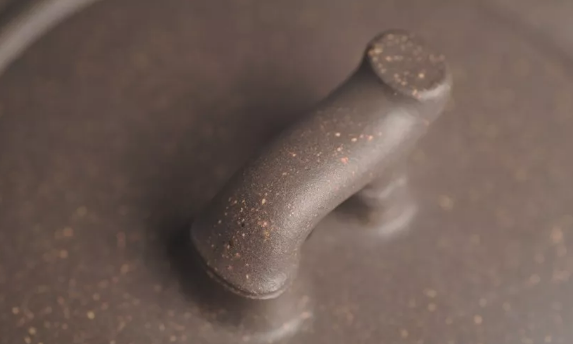 紫砂小知识：青灰泥和青灰段的区别