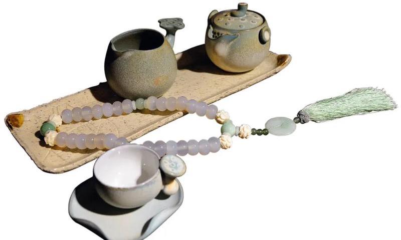 茶需慢慢品，器要细细观赏