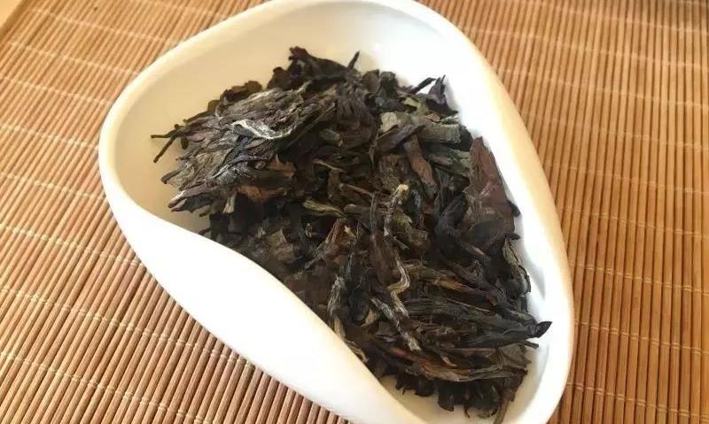 玉润天青瓷器与“十年老白茶”天作之合