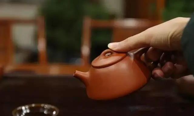如何正确使用紫砂壶?拿壶手势男女有别!