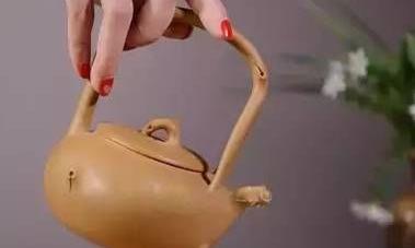 壶都不会拿,别说你爱茶!