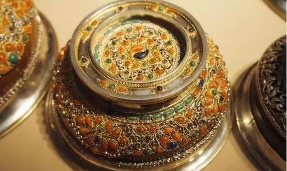 蒙古族古朴特色的茶具