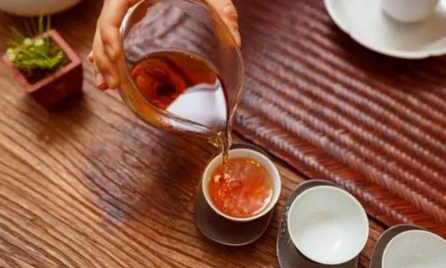沏茶时掌握出汤点很关键