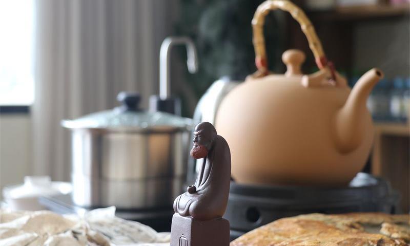 茶俗  过了腊八年关近 煮粥温茶待新年