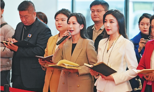 代表通道上，省人大代表黄成植回应大河报·豫视频记者“三茶统筹”的提问