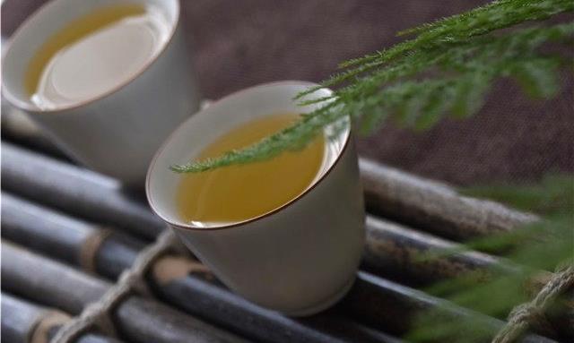 坐在窗边品茶，阳光打在了茶席上