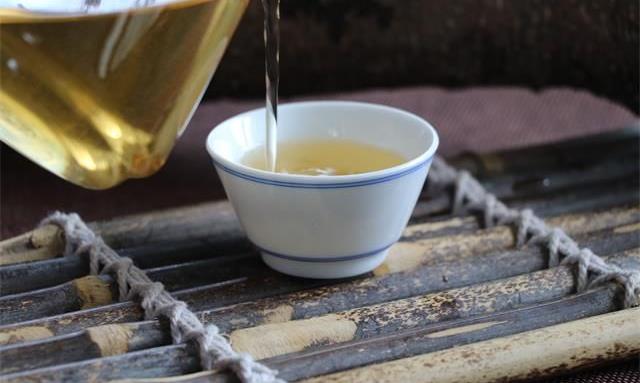 手中的这盏茶，贮藏了时间的重量