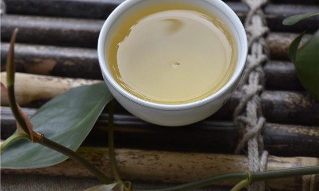 闲时好的茶和书，给人放松调整的幸福