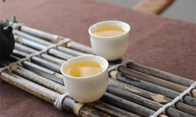 静啜一杯茶，看花静叶闲