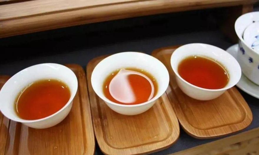 在一杯茶里,随性随缘