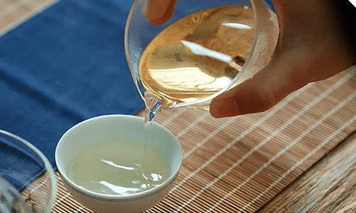 白茶之珍：白毫银针的魅力与韵味