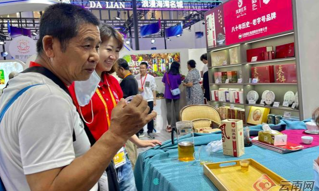 第四届消博会 来云南展区体验国家级非遗“滇红茶制作技艺