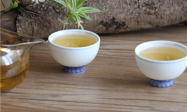 新制成的普洱春茶为什么要放一段时间才好喝？