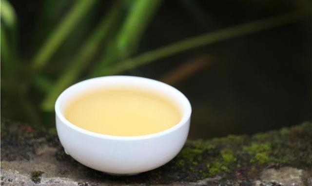 泡茶时，茶汤要不要倒干净？