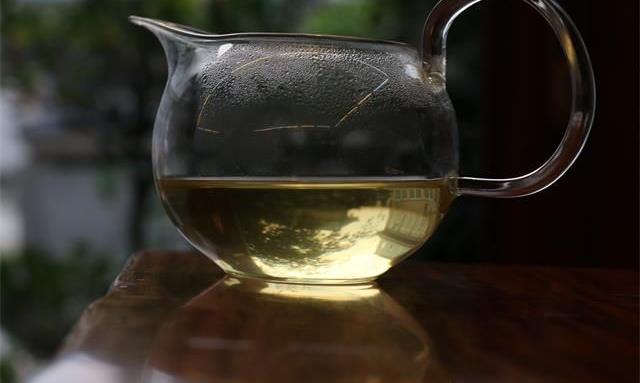 泡茶时，水温控制在多少度比较合适？