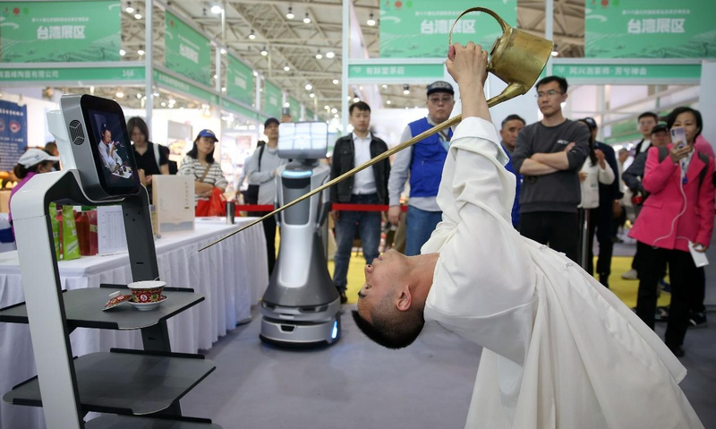千年茶文化遇上高科技，茶博会上机器人“秀茶艺”