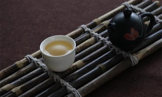 每日从纷繁中抽身，与一盏清茶相对而坐