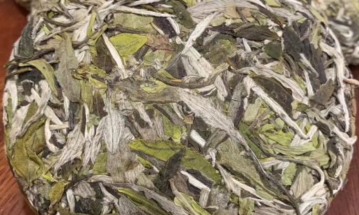 白茶的转化：岁月的馈赠与品味