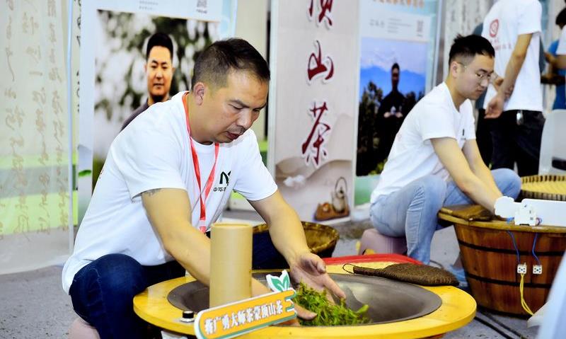 名山区9家企业抱团参展 蒙顶山茶魅力不减