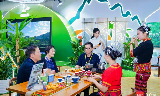 海南雨林大叶茶首次亮相杭州茶博会