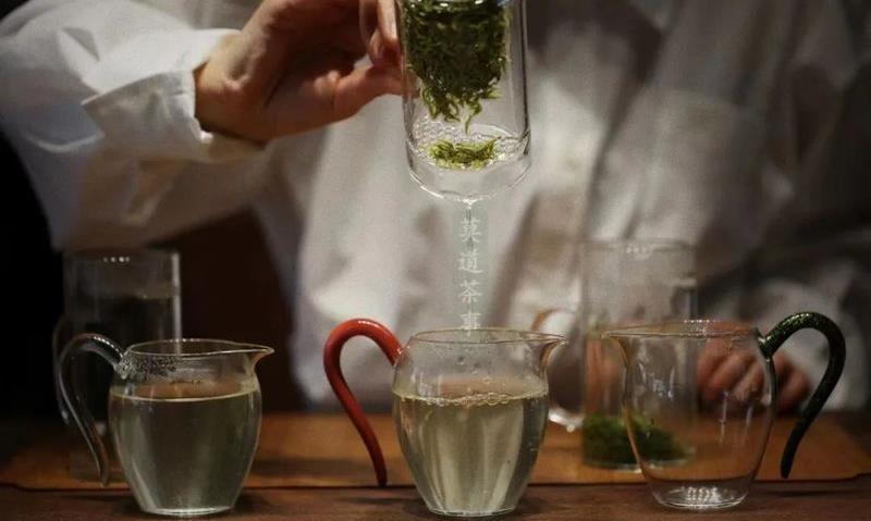 在茶中慕山乐水,活在当下放下执念
