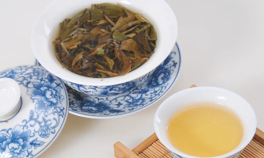 白茶饼的冲泡之道:醒茶与否的深度探究
