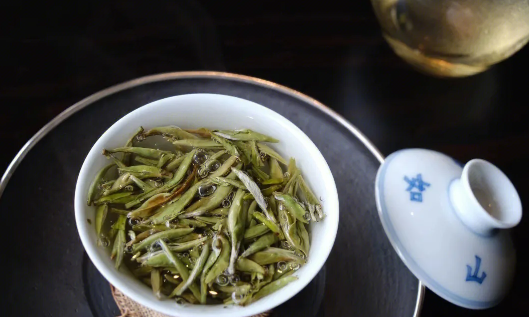 茶中真假风云:老白茶的真伪之辨