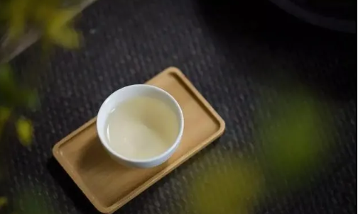 白茶之韵:白牡丹与白毫银针的独特魅力