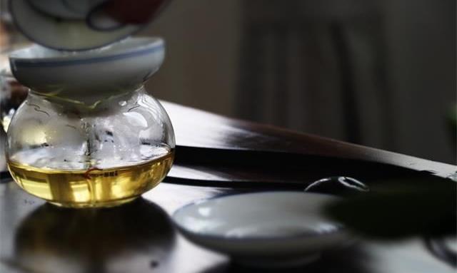 白露生寒，饮茶暖身