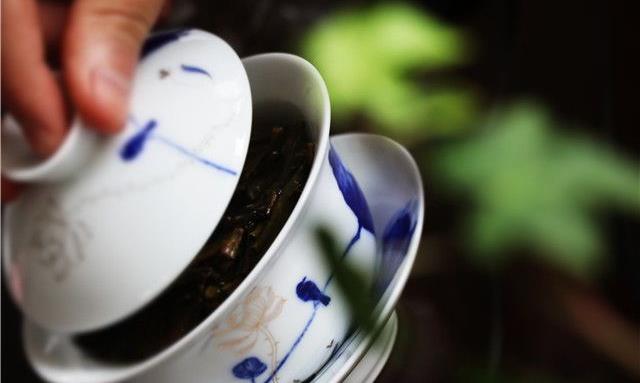 用有盖的碗作茶饮具