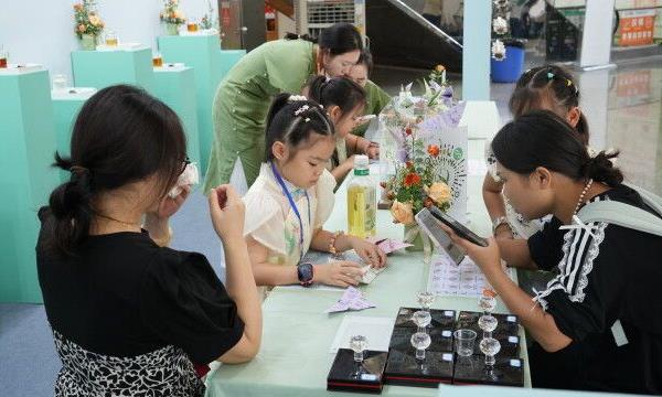 推出冷泡茶 主打“新”茶味 湘茶“圈粉”年轻人