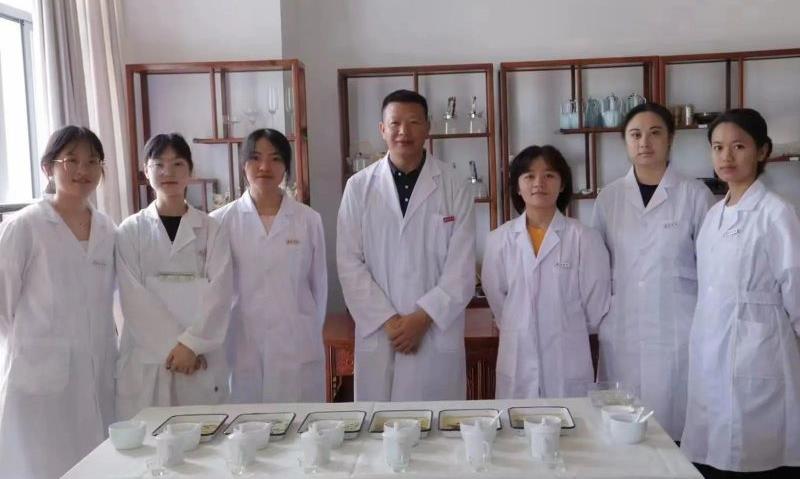 普洱学院人物事迹分享 罗光瑾:匠心鉴茶育新人