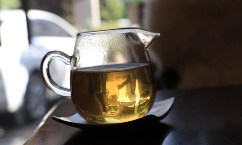 一壶好茶邀君共，有情明月在心间