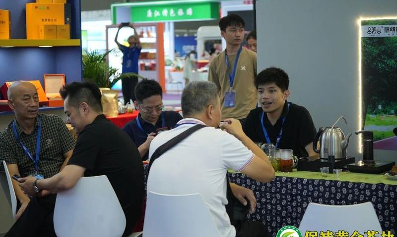 “卡洞”保靖黄金茶“冷泡茶”在广东国际旅博会上,深受年轻人追捧