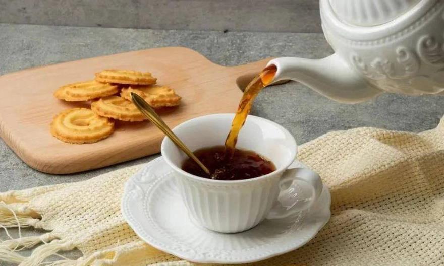 饮茶似饮酒,过量也醉人