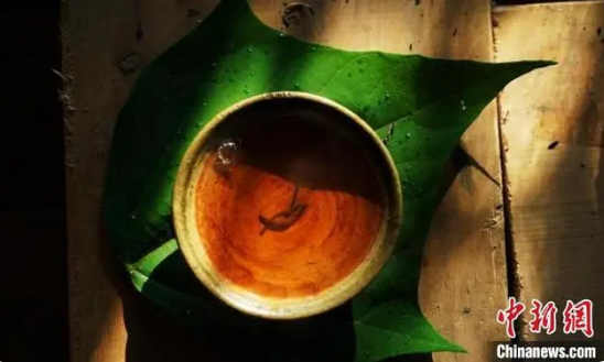 走进世界遗产景迈山 “品茗”布朗族烤茶文化
