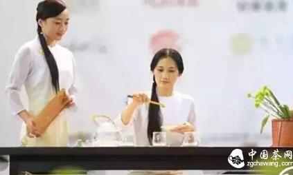 情系于绿茶，心也渐渐平静