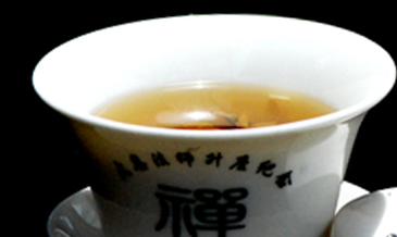 喝茶,要心无挂碍;做人,要心若安然