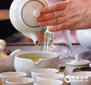 距茶道只差一步之遥？学习使用盖碗茶壶，泡茶要先会倒茶