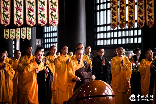 在峨眉山，念一声禅，供一杯茶