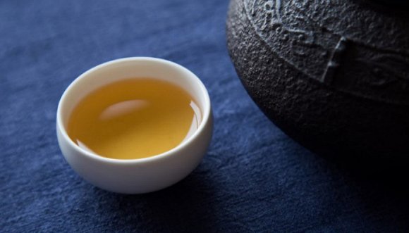 只在白露时节采制,真正的日光萎凋