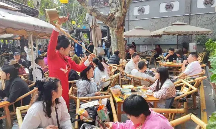 成都青羊“鹤鸣社花”的“龙行十八式”：长嘴铜壶茶艺魅力