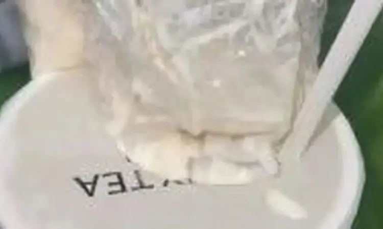 奶茶中喝出完整塑料袋,品牌紧急致歉