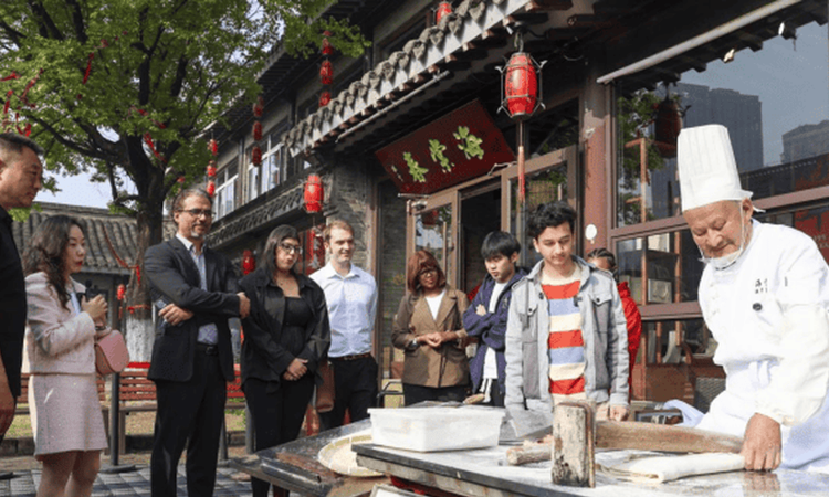 江苏泰州:“海陵早茶”活动展示传统文化魅力