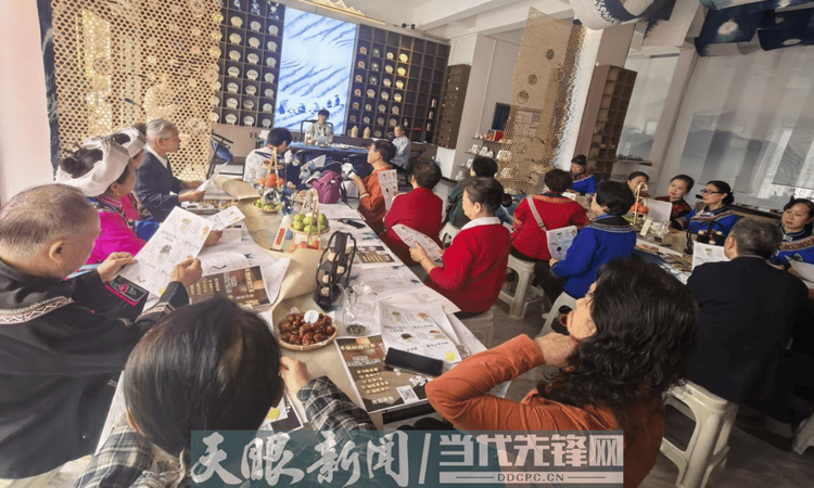 册亨县老年大学开展“茶香伴书香·银龄展风采”读书会活动