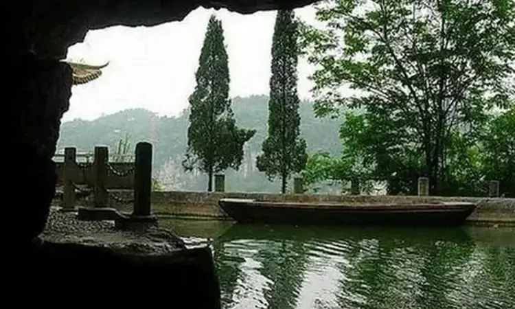 分流触石佩声长——宜昌陆游泉